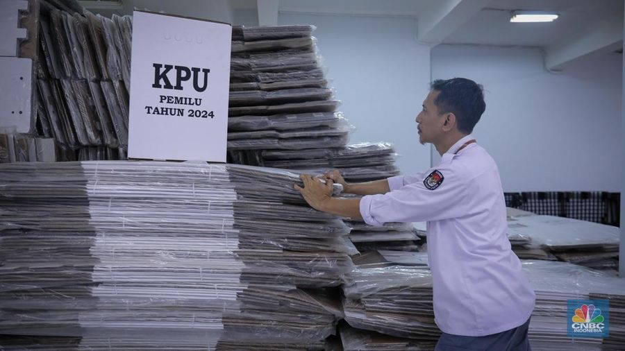 Seorang petugas KPU Jakarta Pusat menata tumpukan kotak suara Pemilu 2024 di Gudang Logistik KPU Kota Administrasi Jakarta Pusat, Sawah Besar, Jakarta, Kamis (2/11/2023). (CNBC Indonesia/Faisal Rahman)