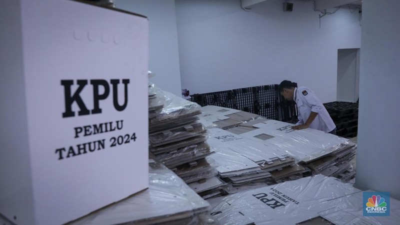 Seorang petugas KPU Jakarta Pusat menata tumpukan kotak suara Pemilu 2024 di Gudang Logistik KPU Kota Administrasi Jakarta Pusat, Sawah Besar, Jakarta, Kamis (2/11/2023). (CNBC Indonesia/Faisal Rahman)