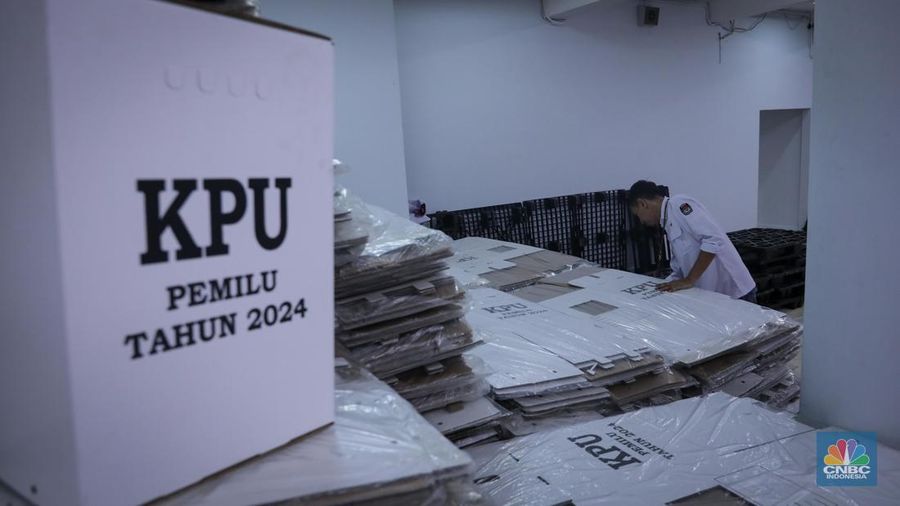 Seorang petugas KPU Jakarta Pusat menata tumpukan kotak suara Pemilu 2024 di Gudang Logistik KPU Kota Administrasi Jakarta Pusat, Sawah Besar, Jakarta, Kamis (2/11/2023). Seorang petugas KPU Jakarta Pusat menata tumpukan kotak suara Pemilu 2024 di Gudang Logistik KPU Kota Administrasi Jakarta Pusat, Sawah Besar, Jakarta, Kamis (2/11/2023). (²©²ÊÍøÕ¾/Faisal Rahman)