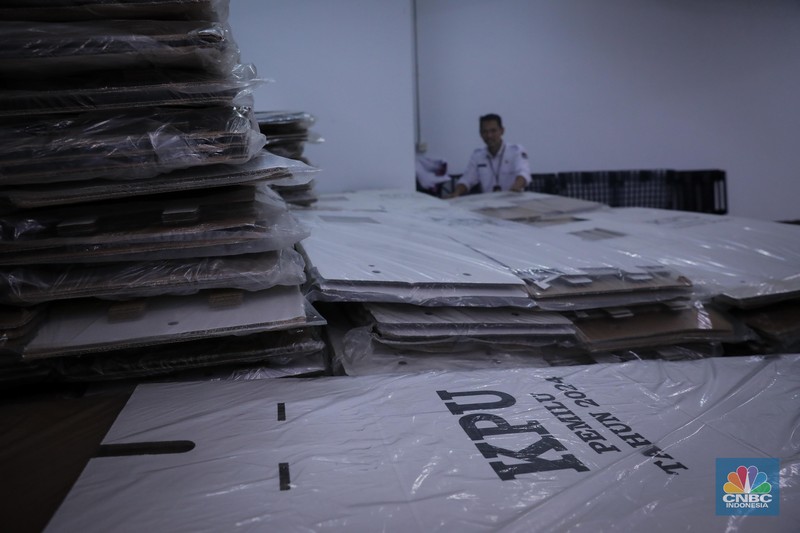 Seorang petugas KPU Jakarta Pusat menata tumpukan kotak suara Pemilu 2024 di Gudang Logistik KPU Kota Administrasi Jakarta Pusat, Sawah Besar, Jakarta, Kamis (2/11/2023). Seorang petugas KPU Jakarta Pusat menata tumpukan kotak suara Pemilu 2024 di Gudang Logistik KPU Kota Administrasi Jakarta Pusat, Sawah Besar, Jakarta, Kamis (2/11/2023). (CNBC Indonesia/Faisal Rahman)