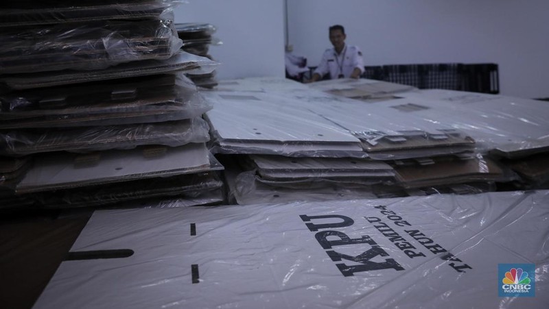 Seorang petugas KPU Jakarta Pusat menata tumpukan kotak suara Pemilu 2024 di Gudang Logistik KPU Kota Administrasi Jakarta Pusat, Sawah Besar, Jakarta, Kamis (2/11/2023). (CNBC Indonesia/Faisal Rahman)