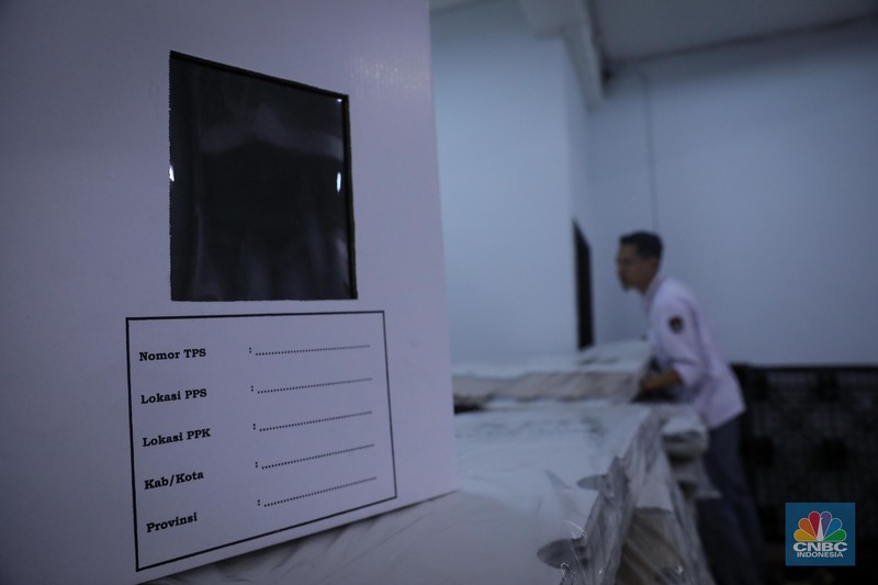 Seorang petugas KPU Jakarta Pusat menata tumpukan kotak suara Pemilu 2024 di Gudang Logistik KPU Kota Administrasi Jakarta Pusat, Sawah Besar, Jakarta, Kamis (2/11/2023). Seorang petugas KPU Jakarta Pusat menata tumpukan kotak suara Pemilu 2024 di Gudang Logistik KPU Kota Administrasi Jakarta Pusat, Sawah Besar, Jakarta, Kamis (2/11/2023). (CNBC Indonesia/Faisal Rahman)