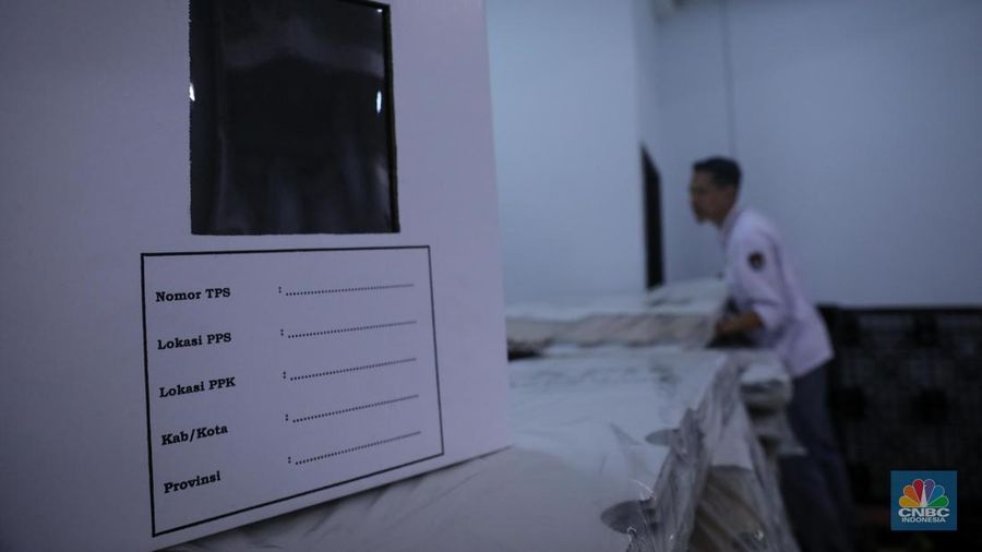 Seorang petugas KPU Jakarta Pusat menata tumpukan kotak suara Pemilu 2024 di Gudang Logistik KPU Kota Administrasi Jakarta Pusat, Sawah Besar, Jakarta, Kamis (2/11/2023). (CNBC Indonesia/Faisal Rahman)