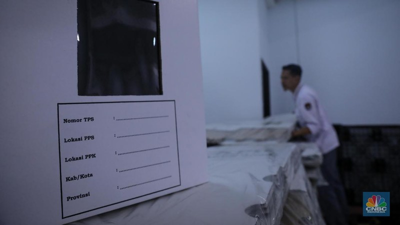 Seorang petugas KPU Jakarta Pusat menata tumpukan kotak suara Pemilu 2024 di Gudang Logistik KPU Kota Administrasi Jakarta Pusat, Sawah Besar, Jakarta, Kamis (2/11/2023). (CNBC Indonesia/Faisal Rahman)