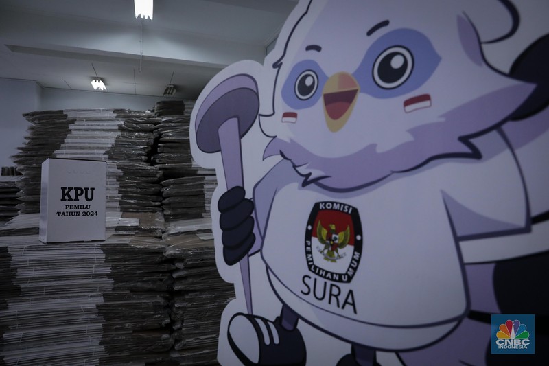 Seorang petugas KPU Jakarta Pusat menata tumpukan kotak suara Pemilu 2024 di Gudang Logistik KPU Kota Administrasi Jakarta Pusat, Sawah Besar, Jakarta, Kamis (2/11/2023). Seorang petugas KPU Jakarta Pusat menata tumpukan kotak suara Pemilu 2024 di Gudang Logistik KPU Kota Administrasi Jakarta Pusat, Sawah Besar, Jakarta, Kamis (2/11/2023). (CNBC Indonesia/Faisal Rahman)