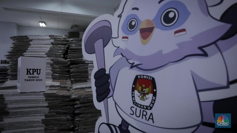 Seorang petugas KPU Jakarta Pusat menata tumpukan kotak suara Pemilu 2024 di Gudang Logistik KPU Kota Administrasi Jakarta Pusat, Sawah Besar, Jakarta, Kamis (2/11/2023). (CNBC Indonesia/Faisal Rahman)