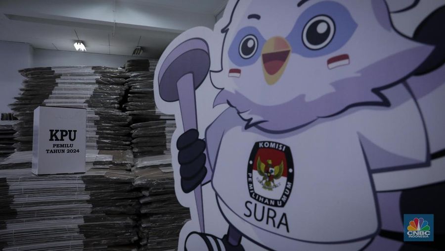 Seorang petugas KPU Jakarta Pusat menata tumpukan kotak suara Pemilu 2024 di Gudang Logistik KPU Kota Administrasi Jakarta Pusat, Sawah Besar, Jakarta, Kamis (2/11/2023). (CNBC Indonesia/Faisal Rahman)