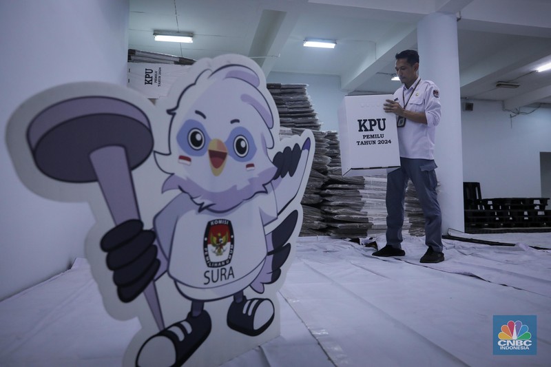 Seorang petugas KPU Jakarta Pusat menata tumpukan kotak suara Pemilu 2024 di Gudang Logistik KPU Kota Administrasi Jakarta Pusat, Sawah Besar, Jakarta, Kamis (2/11/2023). Seorang petugas KPU Jakarta Pusat menata tumpukan kotak suara Pemilu 2024 di Gudang Logistik KPU Kota Administrasi Jakarta Pusat, Sawah Besar, Jakarta, Kamis (2/11/2023). (CNBC Indonesia/Faisal Rahman)