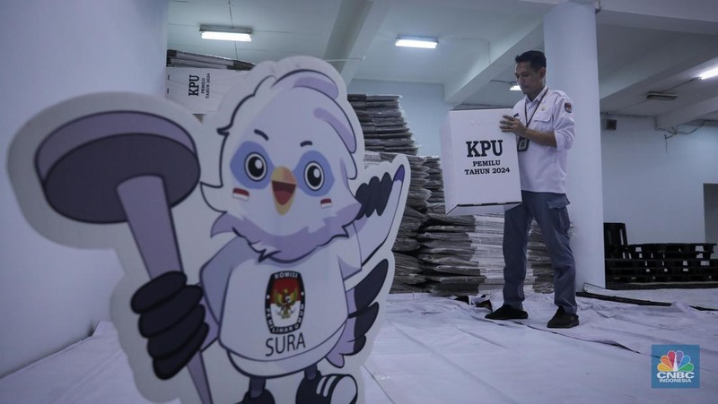 Seorang petugas KPU Jakarta Pusat menata tumpukan kotak suara Pemilu 2024 di Gudang Logistik KPU Kota Administrasi Jakarta Pusat, Sawah Besar, Jakarta, Kamis (2/11/2023). (CNBC Indonesia/Faisal Rahman)