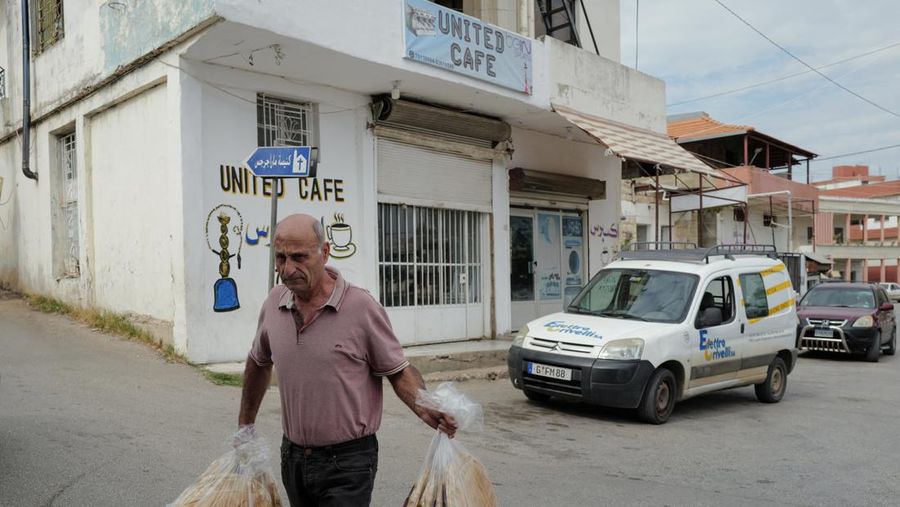 Seorang pria membawa kantong roti untuk dijual, di tengah ketegangan antara Israel dan Hizbullah, di desa Kristen Rmeish, Lebanon 31 Oktober 2023.