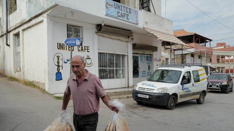 Seorang pria membawa kantong roti untuk dijual, di tengah ketegangan antara Israel dan Hizbullah, di desa Kristen Rmeish, Lebanon 31 Oktober 2023. (REUTERS/Zohra Bensemra)