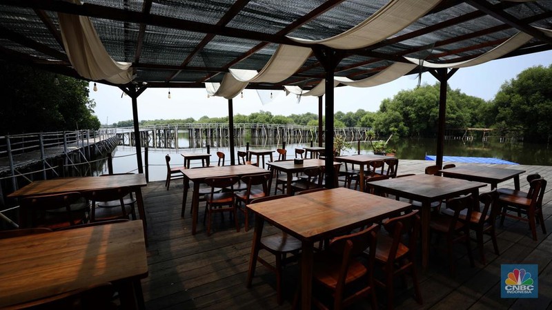Taman Wisata Alam Angke, Kapuk (TWA) di Jakarta Utara mangrove memiliki luas sebesar 99,82 Ha yang dimanfaatkan untuk pariwisata dan rekreasi terbengkalai di sebagian lokasi, Kamis (2/11/2023). (CNBC Indonesia/Tri Susilo)