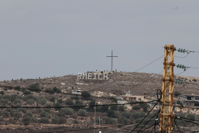 Seorang pria membawa kantong roti untuk dijual, di tengah ketegangan antara Israel dan Hizbullah, di desa Kristen Rmeish, Lebanon 31 Oktober 2023. (REUTERS/Zohra Bensemra)