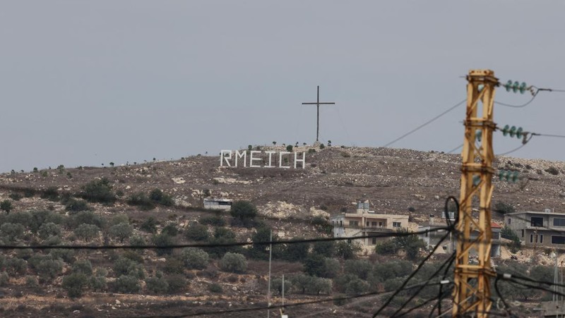 Seorang pria membawa kantong roti untuk dijual, di tengah ketegangan antara Israel dan Hizbullah, di desa Kristen Rmeish, Lebanon 31 Oktober 2023. (REUTERS/Zohra Bensemra)
