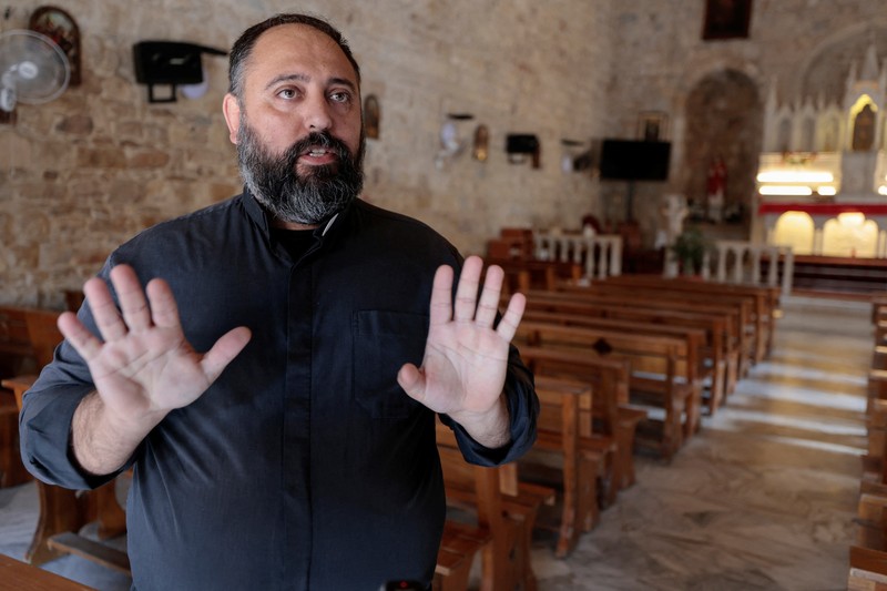 Seorang pria membawa kantong roti untuk dijual, di tengah ketegangan antara Israel dan Hizbullah, di desa Kristen Rmeish, Lebanon 31 Oktober 2023. (REUTERS/Zohra Bensemra)