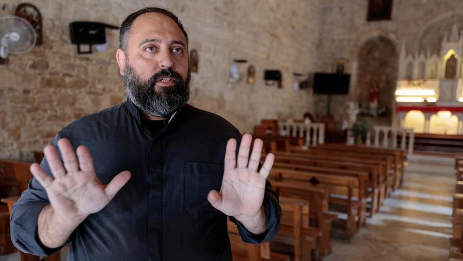 Seorang pria membawa kantong roti untuk dijual, di tengah ketegangan antara Israel dan Hizbullah, di desa Kristen Rmeish, Lebanon 31 Oktober 2023. (REUTERS/Zohra Bensemra)