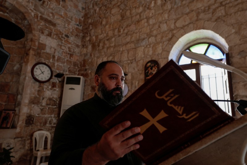 Seorang pria membawa kantong roti untuk dijual, di tengah ketegangan antara Israel dan Hizbullah, di desa Kristen Rmeish, Lebanon 31 Oktober 2023. (REUTERS/Zohra Bensemra)