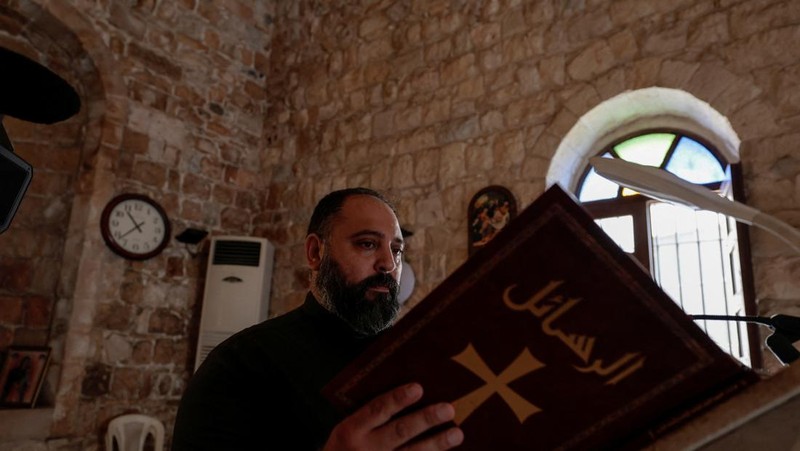 Seorang pria membawa kantong roti untuk dijual, di tengah ketegangan antara Israel dan Hizbullah, di desa Kristen Rmeish, Lebanon 31 Oktober 2023. (REUTERS/Zohra Bensemra)
