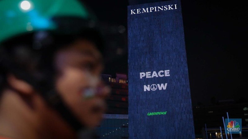 Sejumlah aktivis melalukan aksi solidaritas untuk Palestina di kawasan Bundaran Hotel Indonesia, Jakarta, Jumat (3/11/2023) malam. (CNBC Indonesia/Faisal Rahman)