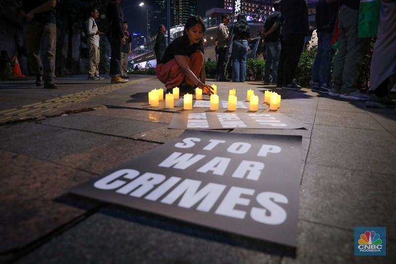 Sejumlah aktivis melalukan aksi solidaritas untuk Palestina di kawasan Bundaran Hotel Indonesia, Jakarta, Jumat (3/11/2023) malam. (CNBC Indonesia/Faisal Rahman)