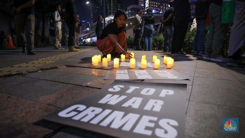 Sejumlah aktivis melalukan aksi solidaritas untuk Palestina di kawasan Bundaran Hotel Indonesia, Jakarta, Jumat (3/11/2023) malam. (CNBC Indonesia/Faisal Rahman)