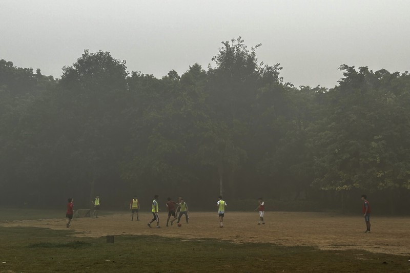 Kabut asap menyelimuti cakrawala kota di New Delhi, India, Jumat, 3 November 2023. Kabut asap menyelimuti cakrawala kota di New Delhi, India, Jumat, 3 November 2023. Pihak berwenang pada hari Jumat menutup sekolah dasar dan melarang kendaraan yang menimbulkan polusi serta aktivitas konstruksi untuk mengendalikan kabut asap dan kabut asap terburuk musim ini, yang menyebabkan infeksi saluran pernapasan pada manusia dan menyelimuti monumen dan bangunan bertingkat tinggi di dan sekitar New Delhi. (AP Photo/Shonal Ganguly)