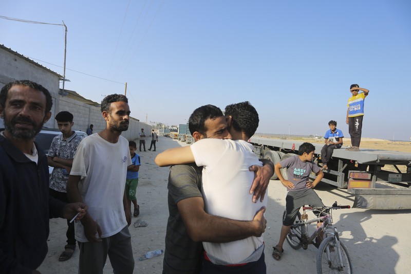 Buruh harian Palestina di Israel tiba di Jalur Gaza di penyeberangan Kerem Shalom yang dibawa oleh otoritas Israel pada Jumat, 3 November 2023. Ribuan buruh harian dari Gaza berada di Israel ketika perang dimulai. Buruh harian Palestina di Israel tiba di Jalur Gaza di penyeberangan Kerem Shalom yang dibawa oleh otoritas Israel pada Jumat, 3 November 2023. Ribuan buruh harian dari Gaza berada di Israel ketika perang dimulai. (AP Photo/Hatem Ali)