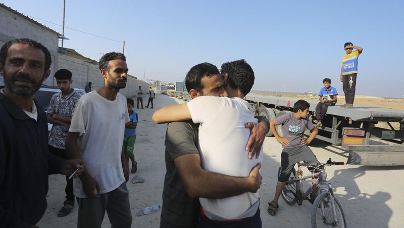 Buruh harian Palestina di Israel tiba di Jalur Gaza di penyeberangan Kerem Shalom yang dibawa oleh otoritas Israel pada Jumat, 3 November 2023. Ribuan buruh harian dari Gaza berada di Israel ketika perang dimulai. (AP Photo/Hatem Ali)