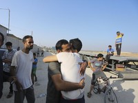 Potret Peluk Hangat Keluarga Buruh Palestina di Israel Pulang