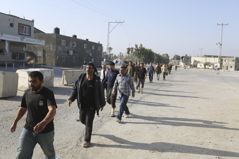 Buruh harian Palestina di Israel tiba di Jalur Gaza di penyeberangan Kerem Shalom yang dibawa oleh otoritas Israel pada Jumat, 3 November 2023. Ribuan buruh harian dari Gaza berada di Israel ketika perang dimulai. Buruh harian Palestina di Israel tiba di Jalur Gaza di penyeberangan Kerem Shalom yang dibawa oleh otoritas Israel pada Jumat, 3 November 2023. Ribuan buruh harian dari Gaza berada di Israel ketika perang dimulai. (AP Photo/Hatem Ali)