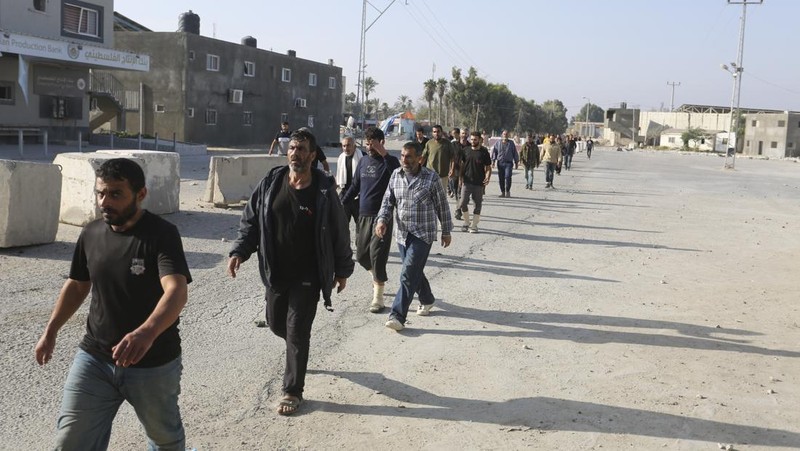Buruh harian Palestina di Israel tiba di Jalur Gaza di penyeberangan Kerem Shalom yang dibawa oleh otoritas Israel pada Jumat, 3 November 2023. Ribuan buruh harian dari Gaza berada di Israel ketika perang dimulai. (AP Photo/Hatem Ali)