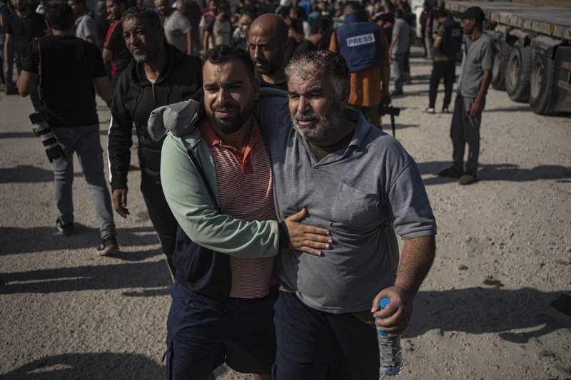 Buruh harian Palestina di Israel tiba di Jalur Gaza di penyeberangan Kerem Shalom yang dibawa oleh otoritas Israel pada Jumat, 3 November 2023. Ribuan buruh harian dari Gaza berada di Israel ketika perang dimulai. (AP Photo/Hatem Ali)