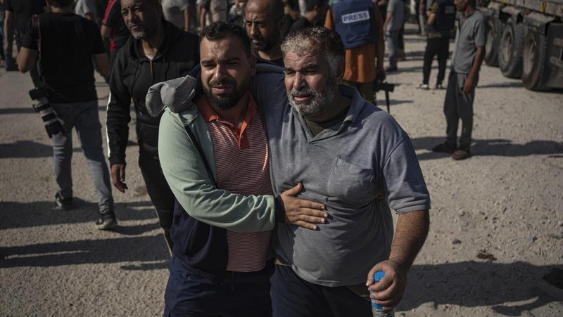 Buruh harian Palestina di Israel tiba di Jalur Gaza di penyeberangan Kerem Shalom yang dibawa oleh otoritas Israel pada Jumat, 3 November 2023. Ribuan buruh harian dari Gaza berada di Israel ketika perang dimulai. (AP Photo/Hatem Ali)