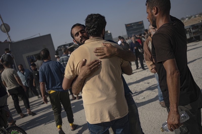 Buruh harian Palestina di Israel tiba di Jalur Gaza di penyeberangan Kerem Shalom yang dibawa oleh otoritas Israel pada Jumat, 3 November 2023. Ribuan buruh harian dari Gaza berada di Israel ketika perang dimulai. Buruh harian Palestina di Israel tiba di Jalur Gaza di penyeberangan Kerem Shalom yang dibawa oleh otoritas Israel pada Jumat, 3 November 2023. Ribuan buruh harian dari Gaza berada di Israel ketika perang dimulai. (AP Photo/Hatem Ali)