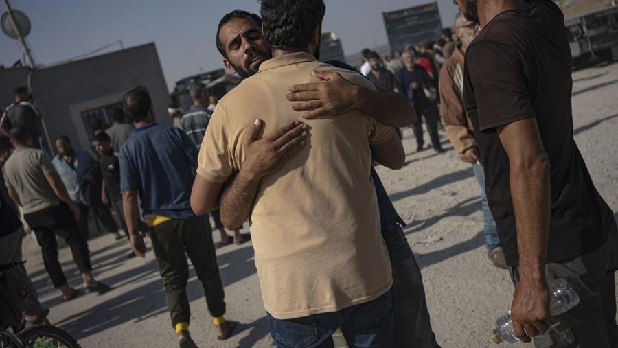 Buruh harian Palestina di Israel tiba di Jalur Gaza di penyeberangan Kerem Shalom yang dibawa oleh otoritas Israel pada Jumat, 3 November 2023. Ribuan buruh harian dari Gaza berada di Israel ketika perang dimulai. (AP Photo/Hatem Ali)