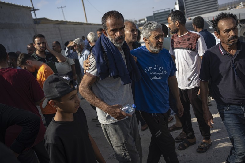 Buruh harian Palestina di Israel tiba di Jalur Gaza di penyeberangan Kerem Shalom yang dibawa oleh otoritas Israel pada Jumat, 3 November 2023. Ribuan buruh harian dari Gaza berada di Israel ketika perang dimulai. Buruh harian Palestina di Israel tiba di Jalur Gaza di penyeberangan Kerem Shalom yang dibawa oleh otoritas Israel pada Jumat, 3 November 2023. Ribuan buruh harian dari Gaza berada di Israel ketika perang dimulai. (AP Photo/Hatem Ali)