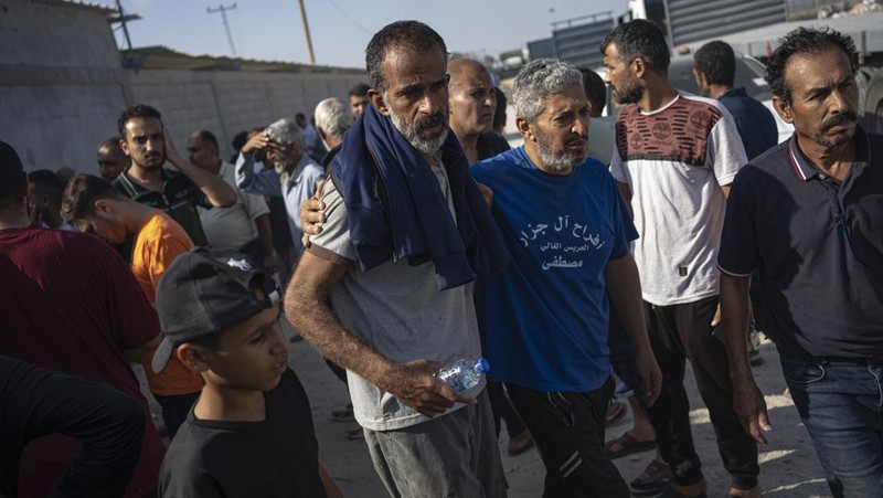 Buruh harian Palestina di Israel tiba di Jalur Gaza di penyeberangan Kerem Shalom yang dibawa oleh otoritas Israel pada Jumat, 3 November 2023. Ribuan buruh harian dari Gaza berada di Israel ketika perang dimulai. (AP Photo/Hatem Ali)