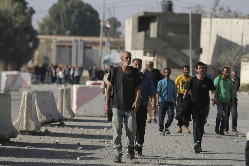 Buruh harian Palestina di Israel tiba di Jalur Gaza di penyeberangan Kerem Shalom yang dibawa oleh otoritas Israel pada Jumat, 3 November 2023. Ribuan buruh harian dari Gaza berada di Israel ketika perang dimulai. (AP Photo/Hatem Ali)