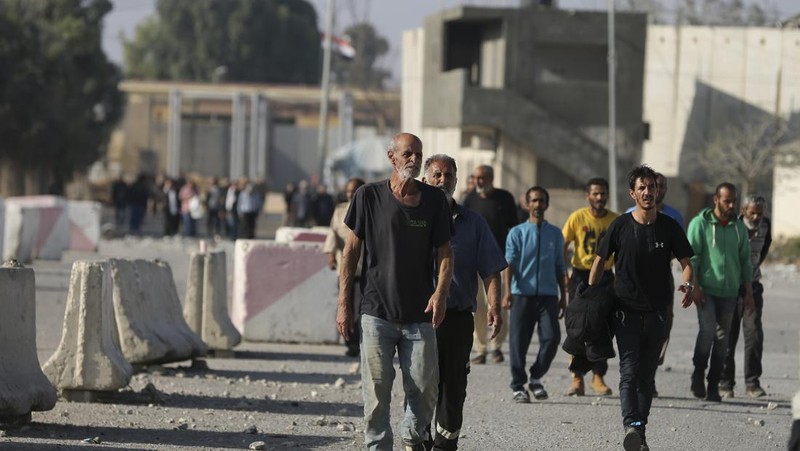 Buruh harian Palestina di Israel tiba di Jalur Gaza di penyeberangan Kerem Shalom yang dibawa oleh otoritas Israel pada Jumat, 3 November 2023. Ribuan buruh harian dari Gaza berada di Israel ketika perang dimulai. (AP Photo/Hatem Ali)