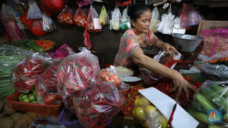 Penjual melayani pembeli cabai rawit merah di Pasar Palmerah, Jakarta, Jum'at (3/11/2023). Harga cabai terpantau sedang dalam tren naik dan terus beterbangan. Bahkan harga cabai rawit merah sudah mencapai Rp100.000/kg. (CNBC Indonesia/Tri Susilo)