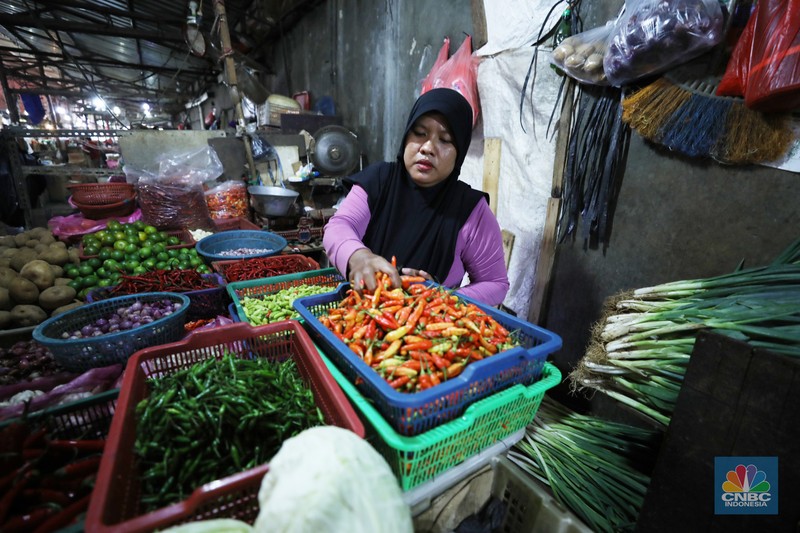 cabai rawit naik Penjual melayani pembeli cabai rawit merah di Pasar Palmerah, Jakarta, Jum'at (3/11/2023). Harga cabai terpantau sedang dalam tren naik dan terus beterbangan. Bahkan harga cabai rawit merah sudah mencapai Rp100.000/kg. (CNBC Indonesia/Tri Susilo)