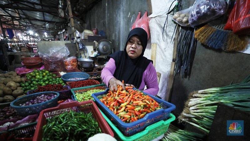 Penjual melayani pembeli cabai rawit merah di Pasar Palmerah, Jakarta, Jum'at (3/11/2023). Harga cabai terpantau sedang dalam tren naik dan terus beterbangan. Bahkan harga cabai rawit merah sudah mencapai Rp100.000/kg. (CNBC Indonesia/Tri Susilo)