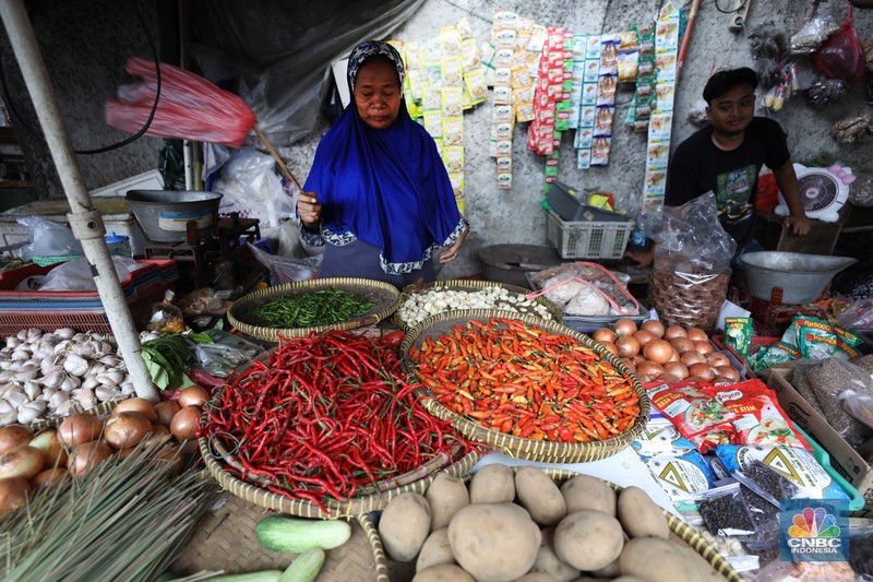 cabai rawit naik Penjual melayani pembeli cabai rawit merah di Pasar Palmerah, Jakarta, Jum'at (3/11/2023). Harga cabai terpantau sedang dalam tren naik dan terus beterbangan. Bahkan harga cabai rawit merah sudah mencapai Rp100.000/kg. (CNBC Indonesia/Tri Susilo)