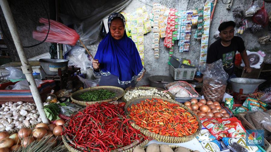 Penjual melayani pembeli cabai rawit merah di Pasar Palmerah, Jakarta, Jum'at (3/11/2023). Harga cabai terpantau sedang dalam tren naik dan terus beterbangan. Bahkan harga cabai rawit merah sudah mencapai Rp100.000/kg. (CNBC Indonesia/Tri Susilo)