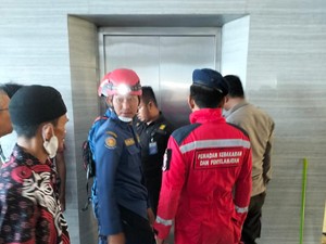 Mahasiswa-Dosen Terjebak di Lift Unifa Makassar, 1 Orang Pingsan