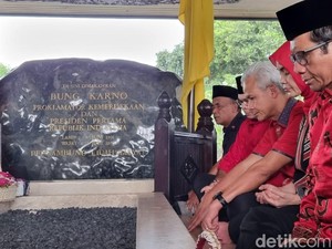 Di Depan Pusara Bung Karno Ganjar Janji Konsisten Bela Wong Cilik