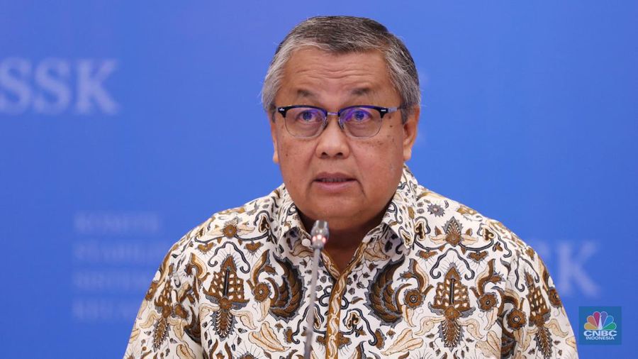 Gubernur Bank BI Perry Warjiyo memberi pemaparan saat Konferensi Pers KSSK: Hasil Rapat Berkala KSSK IV Tahun 2023. (CNBC Indonesia/Tri Susilo)