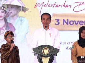 Senangnya Siswa SD di IKN Dapat Sepeda, Sampai Titip Mikrofon ke Jokowi