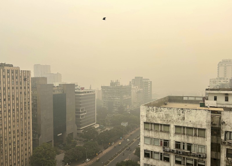 Kabut asap menyelimuti cakrawala kota di New Delhi, India, Jumat, 3 November 2023. Pihak berwenang pada hari Jumat menutup sekolah dasar dan melarang kendaraan yang menimbulkan polusi serta aktivitas konstruksi untuk mengendalikan kabut asap dan kabut asap terburuk musim ini, yang menyebabkan infeksi saluran pernapasan pada manusia dan menyelimuti monumen dan bangunan bertingkat tinggi di dan sekitar New Delhi. (AP Photo/Shonal Ganguly)
