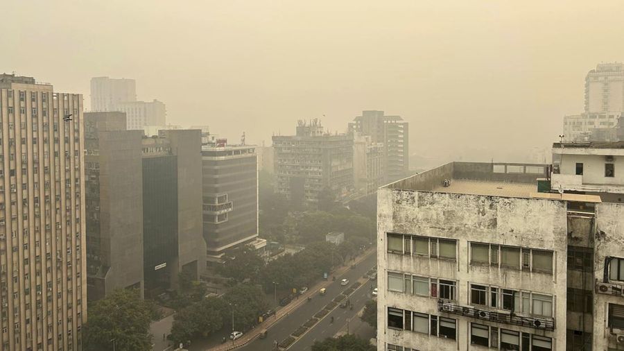 Kabut asap menyelimuti cakrawala kota di New Delhi, India, Jumat, 3 November 2023. Pihak berwenang pada hari Jumat menutup sekolah dasar dan melarang kendaraan yang menimbulkan polusi serta aktivitas konstruksi untuk mengendalikan kabut asap dan kabut asap terburuk musim ini, yang menyebabkan infeksi saluran pernapasan pada manusia dan menyelimuti monumen dan bangunan bertingkat tinggi di dan sekitar New Delhi. (AP Photo/Shonal Ganguly)